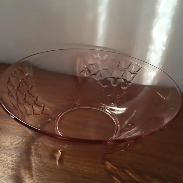 Foto de um(a) Antiga Tigela Fruteira Em Cristal Tcheco Cor Salmão Art Deco, da categoria de Conjuntos de servir. Linda tigela com 5 pratinhos para sobremesa. Art Deco. Década de 1960/70. Tigela: 8 x 23cm Pratos: 15 cm. Mostrado de uma perspectiva diferente. Vendido no marketplace Trésors.