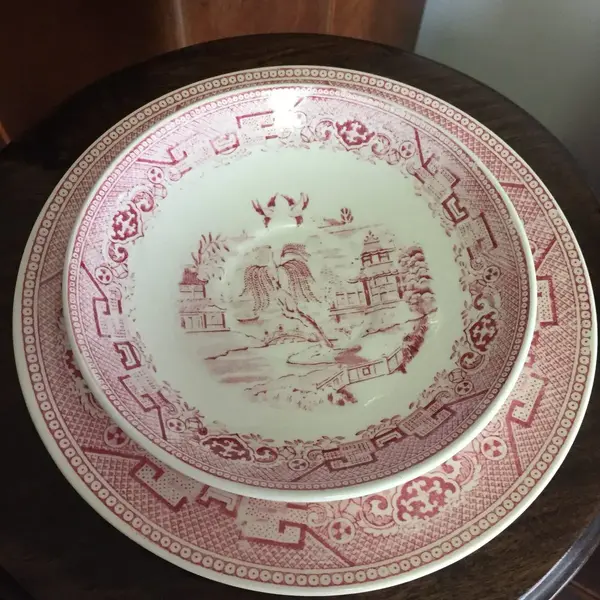 Foto de um(a) Antigo Trio De Chá Em Fina Porcelana, da categoria de Xícaras. Xícara trio de chá em porcelana antiga, marca no fundo. Lindo motivo e cores. Em perfeito estado. Mostrado de uma perspectiva diferente. Vendido no marketplace Trésors.