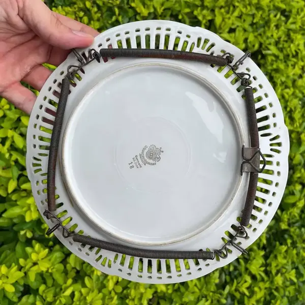 Foto de um(a) Antigo Raro Prato Decorativo Em Porcelana Alemã Fenestrado, da categoria de Pratos Decorativos. Bavaria - Germany. Antigo prato decorativo em porcelana artística alemã, borda fenestrada e linda decoração com cena de... Mostrado de uma perspectiva diferente. Vendido no marketplace Trésors.