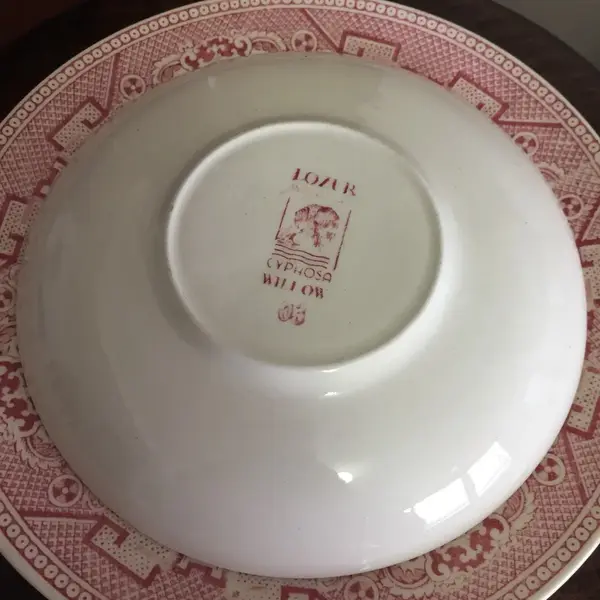 Foto de um(a) Antigo Trio De Chá Em Fina Porcelana, da categoria de Xícaras. Xícara trio de chá em porcelana antiga, marca no fundo. Lindo motivo e cores. Em perfeito estado. Mostrado de uma perspectiva diferente. Vendido no marketplace Trésors.