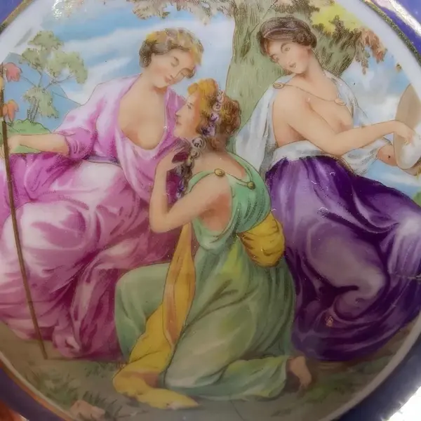 Foto de um(a) Antiga Grande Caixa Decorativa Porta Jóias Porcelana Bohemia, da categoria de Porta-Jóias. ARS Bohemia - Skakmary. Antiga e grande caixa decorativa, porta jóias em porcelana artística, decoração com lindas cenas... Mostrado de uma perspectiva diferente. Vendido no marketplace Trésors.