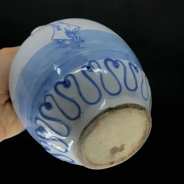 Foto de um(a) Antiga Rara Garrafa De Licor Porcelana Francesa Azul Branco, da categoria de Garrafas. Antiga garrafa em porcelana francesa, clássica na cor azul e branco, belíssima decoração naval pintada à mão. Super... Mostrado de uma perspectiva diferente. Vendido no marketplace Trésors.