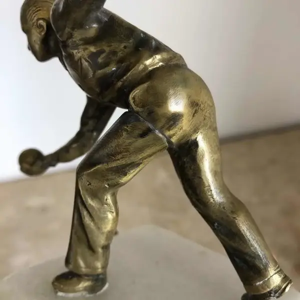 Foto de um(a) Antiga Linda Escultura De Bronze Art Deco Jogador De Bocha, da categoria de Escultura. Antiga e diferente escultura em bronze maciço de excelente qualidade, com base em mármore italiano. Representando jogador de... Mostrado de uma perspectiva diferente. Vendido no marketplace Trésors.