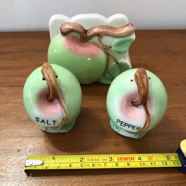 Foto de um(a) Antigo Conjunto Saleiro Pimenteiro Porta Guardanapo Majolica, da categoria de Saleiros e pimenteiros. Antigo conjunto composto por saleiro, pimenteiro e porta guardanapos em porcelana alemã, no formato de frutas. Peças muito... Mostrado de uma perspectiva diferente. Vendido no marketplace Trésors.