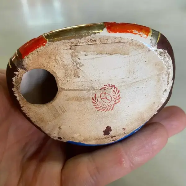 Foto de um(a) Antigo Par Esculturas Budas Satsuma Porcelana Japonesa, da categoria de Escultura. Satsuma. Antigas e pequenas esculturas artísticas em porcelana artística japonesa, ricamente pintados à mão. Século... Mostrado de uma perspectiva diferente. Vendido no marketplace Trésors.