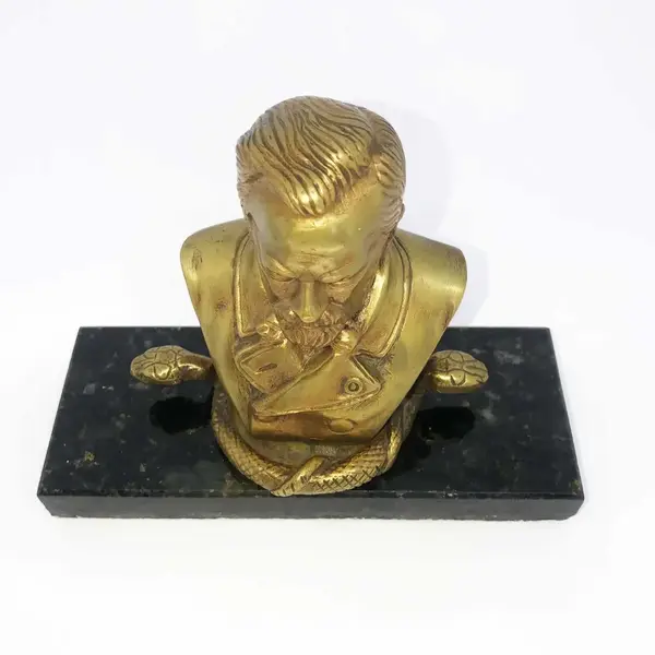 Foto de um(a) Antiga Escultura Busto Do Louis Pasteur Em Bronze Francês, da categoria de Escultura. Antigo busto do cientista Louis Pasteur, em bronze francês com base em mármore. Peça assinada pelo artista. Meados do século... Mostrado de uma perspectiva diferente. Vendido no marketplace Trésors.