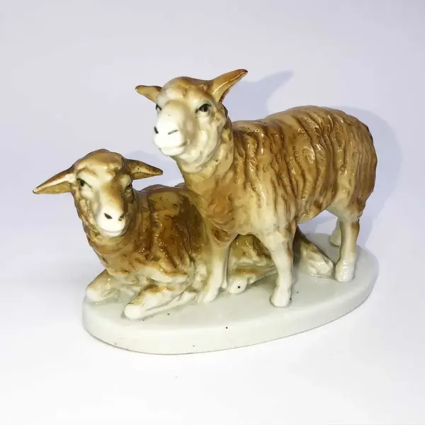 Foto de um(a) Antigo Bloco Escultórico Escultura Ovelhas Porcelana Alemã, da categoria de Escultura. Antigo e delicado bloco escultórico em porcelana alemã, representando casal de ovelhas, com muita riqueza de detalhes.... Mostrado de uma perspectiva diferente. Vendido no marketplace Trésors.