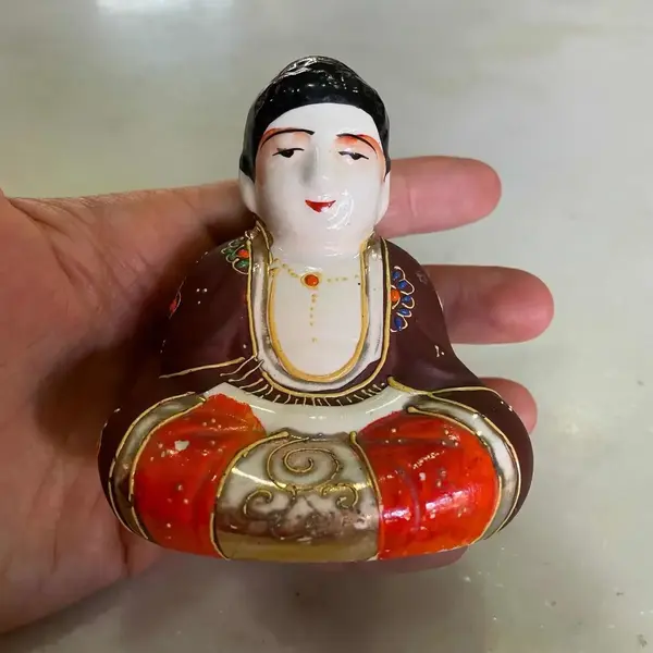 Foto de um(a) Antigo Par Esculturas Budas Satsuma Porcelana Japonesa, da categoria de Escultura. Satsuma. Antigas e pequenas esculturas artísticas em porcelana artística japonesa, ricamente pintados à mão. Século... Mostrado de uma perspectiva diferente. Vendido no marketplace Trésors.