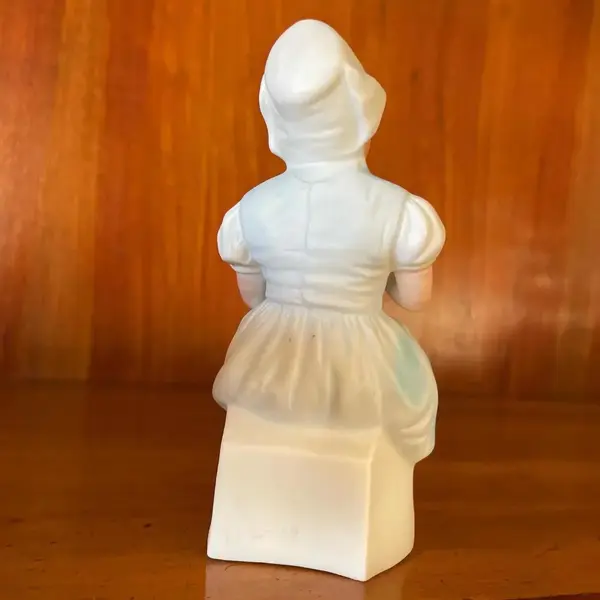 Foto de um(a) Antigos Bibelôs Colecionáveis Esculturas Biscuit Francês, da categoria de Escultura. Antigos e pequenos bibelôs artísticos feitos à mão em biscuit francês. Bastante riqueza de detalhes. A pintura também é... Mostrado de uma perspectiva diferente. Vendido no marketplace Trésors.