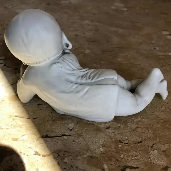 Foto de um(a) Antiga Escultura Bibelô Bebê Engatinhando Biscuit Alemão, da categoria de Escultura. Germany - Depose. Antigo bibelô feito a mão em Biscuit alemão, representando bebê engatinhando. Peça muito decorativa e... Mostrado de uma perspectiva diferente. Vendido no marketplace Trésors.