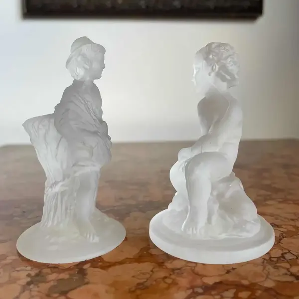 Foto de um(a) Antigo Par Pequenas Esculturas Em Cristal Tcheco Satiné, da categoria de Escultura. Bohemia Glass. Antigo e delicado par de pequenas esculturas feitas à mão em cristal Tcheco satiné. Com selo da manufatura na... Mostrado de uma perspectiva diferente. Vendido no marketplace Trésors.