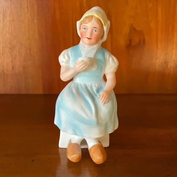 Foto de um(a) Antigos Bibelôs Colecionáveis Esculturas Biscuit Francês, da categoria de Escultura. Antigos e pequenos bibelôs artísticos feitos à mão em biscuit francês. Bastante riqueza de detalhes. A pintura também é... Mostrado de uma perspectiva diferente. Vendido no marketplace Trésors.