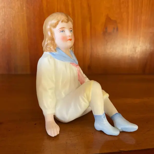 Foto de um(a) Antigos Bibelôs Colecionáveis Esculturas Biscuit Francês, da categoria de Escultura. Antigos e pequenos bibelôs artísticos feitos à mão em biscuit francês. Bastante riqueza de detalhes. A pintura também é... Mostrado de uma perspectiva diferente. Vendido no marketplace Trésors.