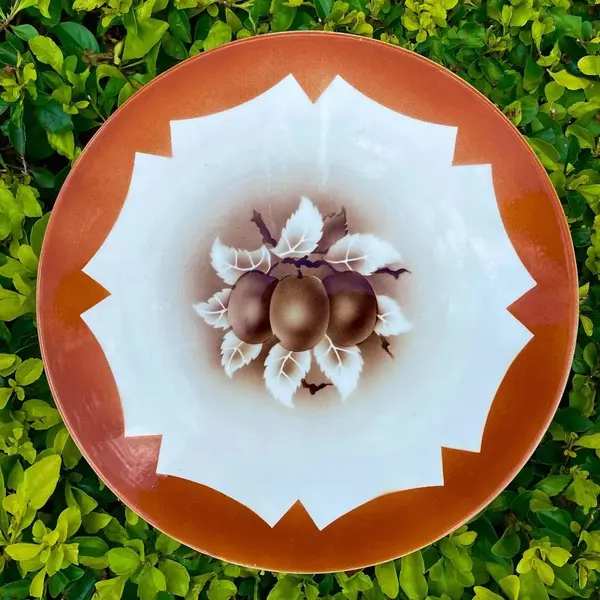 Foto de um(a) Antigo Medalhão Prato Decorativo Majólica Faiança Alemã, da categoria de Pratos Decorativos. Antigo e lindo prato decorativo em majólica/faiança alemã. Período Art Deco.Diâmetro 27cm. Mostrado de uma perspectiva diferente. Vendido no marketplace Trésors.