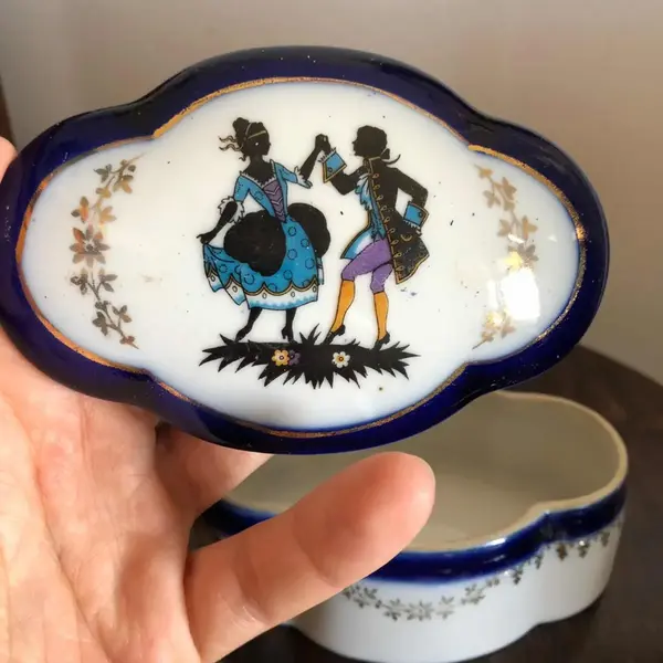 Foto de um(a) Antiga Caixa Porta Jóias Porcelana Alemã Cena Galante, da categoria de Porta-Jóias. Antiga caixinha porta-joias em fina porcelana alemã, decorada com cena galante e fios de ouro. Impecável. Medidas 8x12cm. Mostrado de uma perspectiva diferente. Vendido no marketplace Trésors.