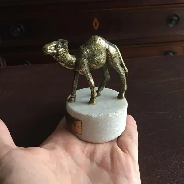 Foto de um(a) Antiga Escultura Assinada Camelo Em Bronze, Base Em Mármore, da categoria de Escultura. Medindo 10x10cmPeça assinada. Mostrado de uma perspectiva diferente. Vendido no marketplace Trésors.