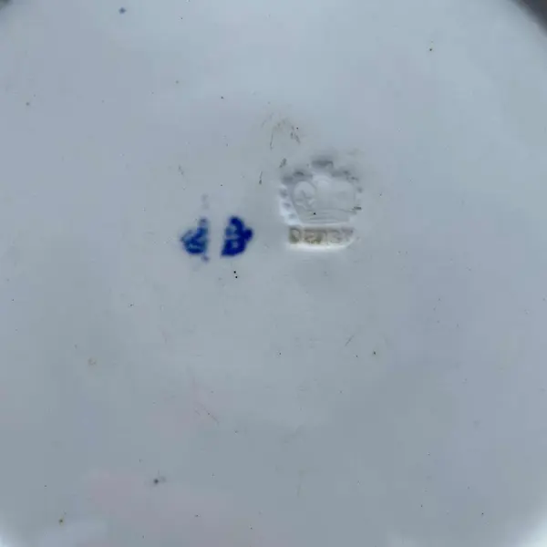 Foto de um(a) Antigo Prato Porcelana Inglesa Borrão Azul E Branco Derby, da categoria de Pratos Decorativos. Derby Porcelain. Antigo e lindo prato em porcelana inglesa azul borrão. A manufatura Derby começou a sua produção na segunda... Mostrado de uma perspectiva diferente. Vendido no marketplace Trésors.