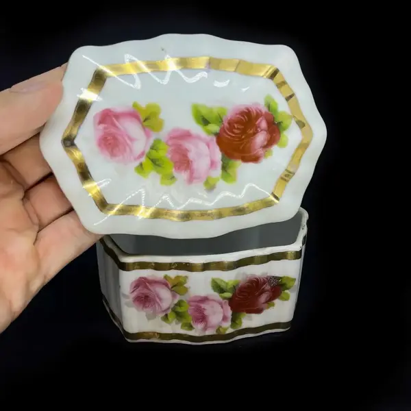 Foto de um(a) Antiga Caixa Decorativa Porta Jóias Porcelana Alemã, da categoria de Porta-Jóias. Antiga e fina caixa porta jóias em porcelana alemã, decoração de rosas pintadas à mão e acabamento com filetes de ouro.... Mostrado de uma perspectiva diferente. Vendido no marketplace Trésors.