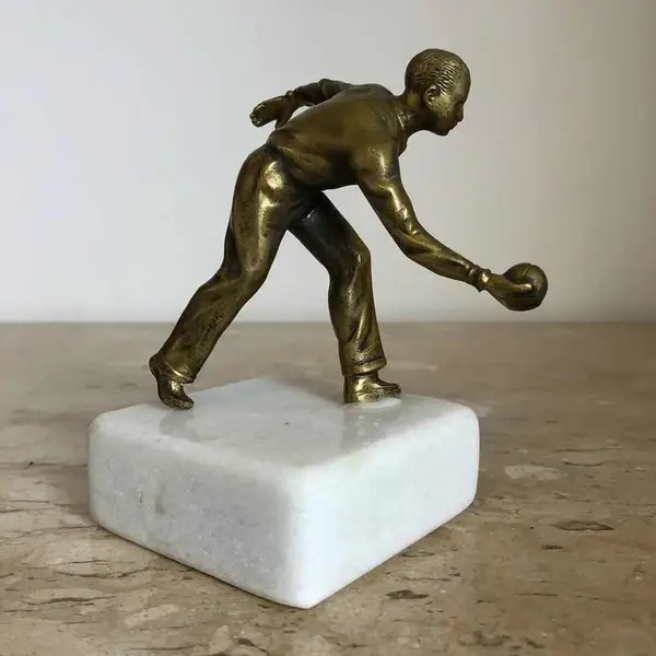 Foto de um(a) Antiga Linda Escultura De Bronze Art Deco Jogador De Bocha, da categoria de Escultura. Antiga e diferente escultura em bronze maciço de excelente qualidade, com base em mármore italiano. Representando jogador de... Mostrado de uma perspectiva diferente. Vendido no marketplace Trésors.
