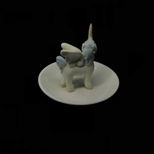 Foto de um(a) Antiga Pequena Escultura Porta Anéis Unicórnio Em Porcelana, da categoria de Porta-Jóias. Porta Anéis Unicórnio Em Porcelana. Porcelana ao gosto LladróMedidas 9x10cm. Mostrado de uma perspectiva diferente. Vendido no marketplace Trésors.
