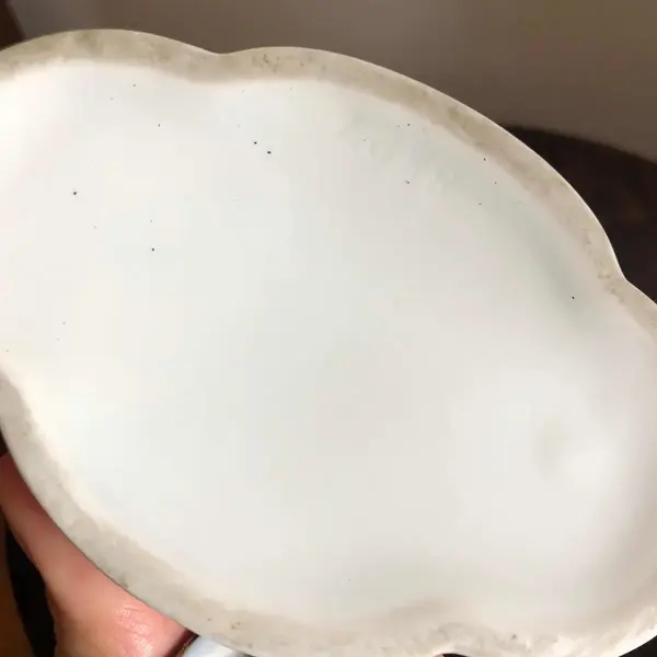 Foto de um(a) Antiga Caixa Porta Jóias Porcelana Alemã Cena Galante, da categoria de Porta-Jóias. Antiga caixinha porta-joias em fina porcelana alemã, decorada com cena galante e fios de ouro. Impecável. Medidas 8x12cm. Mostrado de uma perspectiva diferente. Vendido no marketplace Trésors.