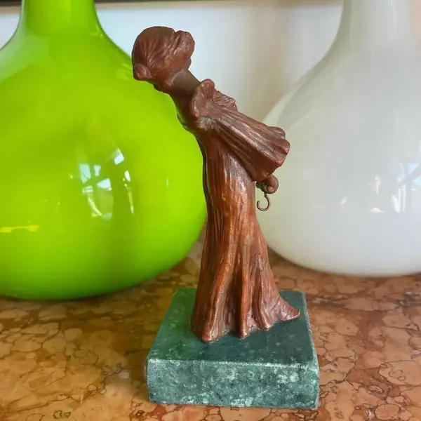 Foto de um(a) Antiga Rara Escultura Pétit Bronze Art Nouveau Porta Relógio, da categoria de Escultura. Antiga e rara escultura artística porta relógio de bolso em pétit bronze francês representando jovem dama típica do período... Mostrado de uma perspectiva diferente. Vendido no marketplace Trésors.