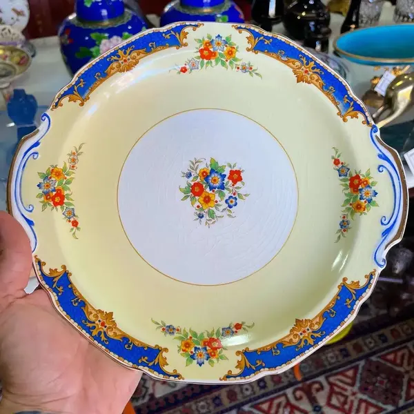 Foto de um(a) Antigo Par De Pratos Com Alças Porcelana Inglesa Grindley, da categoria de Pratos Decorativos. Grindley - England. Antigo par de pratos com alças, para servir ou decorar. Porcelana inglesa com filetes em ouro, decoração... Mostrado de uma perspectiva diferente. Vendido no marketplace Trésors.