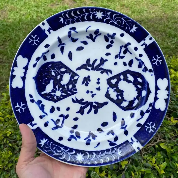 Foto de um(a) Antigo Prato Porcelana Inglesa Borrão Azul E Branco Derby, da categoria de Pratos Decorativos. Derby Porcelain. Antigo e lindo prato em porcelana inglesa azul borrão. A manufatura Derby começou a sua produção na segunda... Mostrado de uma perspectiva diferente. Vendido no marketplace Trésors.