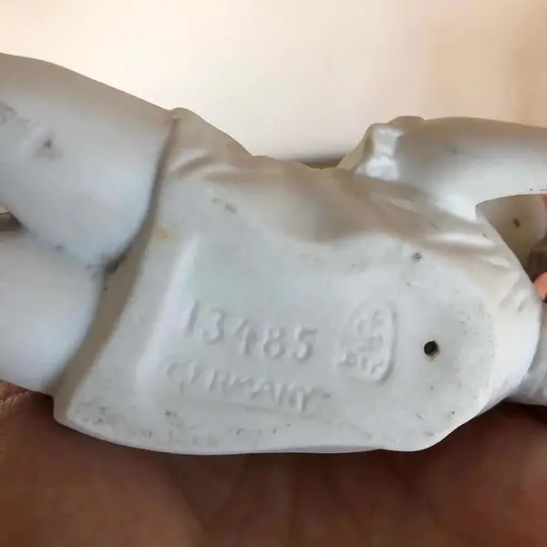 Foto de um(a) Antiga Escultura Bibelô Bebê Engatinhando Biscuit Alemão, da categoria de Escultura. Germany - Depose. Antigo bibelô feito a mão em Biscuit alemão, representando bebê engatinhando. Peça muito decorativa e... Mostrado de uma perspectiva diferente. Vendido no marketplace Trésors.
