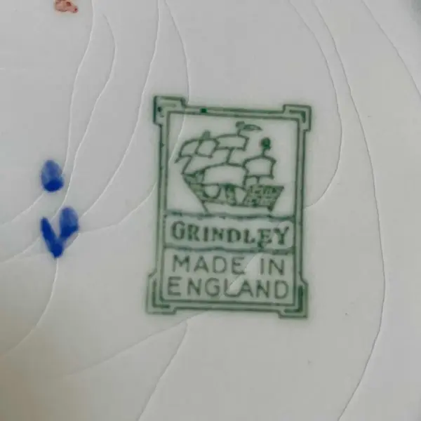 Foto de um(a) Antigo Par De Pratos Com Alças Porcelana Inglesa Grindley, da categoria de Pratos Decorativos. Grindley - England. Antigo par de pratos com alças, para servir ou decorar. Porcelana inglesa com filetes em ouro, decoração... Mostrado de uma perspectiva diferente. Vendido no marketplace Trésors.