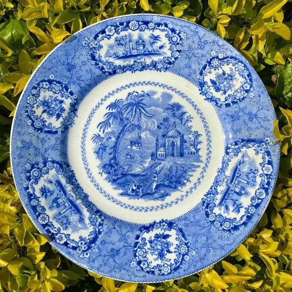 Foto de um(a) Antigo Par De Pratos Porcelana Inglesa Ridgway Azul E Branco, da categoria de Pratos Decorativos. Ridgway Porcelain. A família Ridgway foi uma das mais importantes dinastias que fabricavam a cerâmica de Staffordshire, com... Mostrado de uma perspectiva diferente. Vendido no marketplace Trésors.