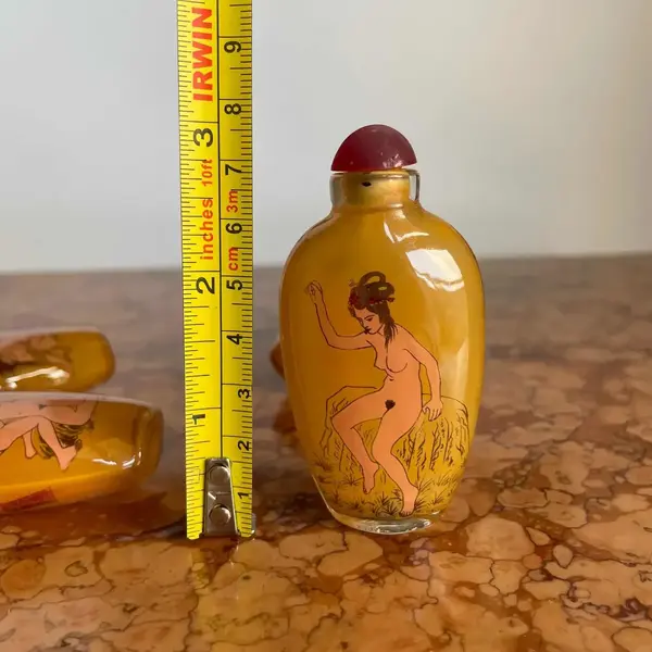 Foto de um(a) Antiga Coleção Perfumeiros Snuff Bottle Eróticos Orientais, da categoria de Perfumeiros. Snuff Bottle, antigos frascos/perfumeiros orientais delicadamente pintados à mão, cada lado da peça tem uma decoração... Mostrado de uma perspectiva diferente. Vendido no marketplace Trésors.
