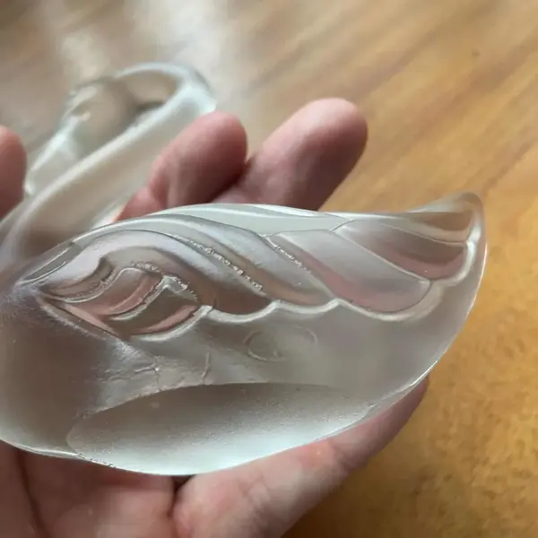 Foto de um(a) Antiga Escultura Cisne Art Deco Cristal Tcheco Desna Glass, da categoria de Escultura. Desna Glass - Bohemia. Antiga escultura artística de cisne em cristal satiné lapidada à mão. Período Art Deco.Medidas 11x10cm. Mostrado de uma perspectiva diferente. Vendido no marketplace Trésors.