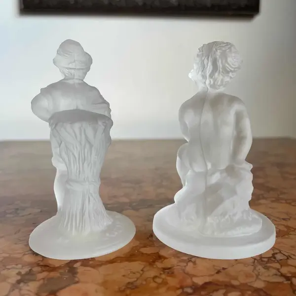 Foto de um(a) Antigo Par Pequenas Esculturas Em Cristal Tcheco Satiné, da categoria de Escultura. Bohemia Glass. Antigo e delicado par de pequenas esculturas feitas à mão em cristal Tcheco satiné. Com selo da manufatura na... Mostrado de uma perspectiva diferente. Vendido no marketplace Trésors.