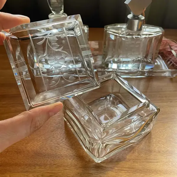 Foto de um(a) Antigo Conjunto Toucador Perfumeiros Cristal Francês A Deco, da categoria de Perfumeiros. Antigo e finíssimo conjunto de toucador para toilette composto por dois perfumeiros, uma caixa pozeira/porta jóias e uma... Mostrado de uma perspectiva diferente. Vendido no marketplace Trésors.