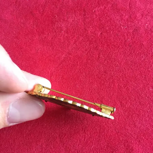 Foto de um(a) Antigo Broche Italiano Ouro Toledo, Trabalhado A Mão, da categoria de Outros colecionáveis. Em perfeito estado. Medindo 5cm. Mostrado de uma perspectiva diferente. Vendido no marketplace Trésors.