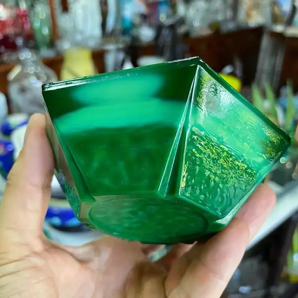 Foto de um(a) Antigo Cinzeiro Tcheco Art Deco Vidro Jade Malaquita Glass, da categoria de Cinzeiros. Malachite Glass. Ingrid Glass by Heinrich Hoffmann. Antigo e charmoso cinzeiro em vidro artístico de malaquita, ou como... Mostrado de uma perspectiva diferente. Vendido no marketplace Trésors.