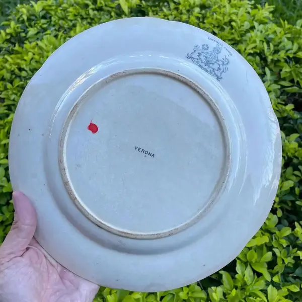 Foto de um(a) Antigo Raro Prato Decorativo Azul E Branco Porcelana Itália, da categoria de Pratos Decorativos. Imperial Stone - Verona. Antigo e raro prato Vitoriano em porcelana artística italiana azul e branco. Linda decoração... Mostrado de uma perspectiva diferente. Vendido no marketplace Trésors.