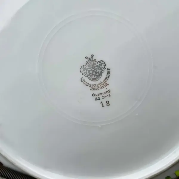 Foto de um(a) Antigo Raro Prato Decorativo Em Porcelana Alemã Fenestrado, da categoria de Pratos Decorativos. Bavaria - Germany. Antigo prato decorativo em porcelana artística alemã, borda fenestrada e linda decoração com cena de... Mostrado de uma perspectiva diferente. Vendido no marketplace Trésors.