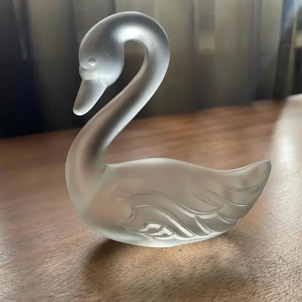 Foto de um(a) Antiga Escultura Cisne Art Deco Cristal Tcheco Desna Glass, da categoria de Escultura. Desna Glass - Bohemia. Antiga escultura artística de cisne em cristal satiné lapidada à mão. Período Art Deco.Medidas 11x10cm. Mostrado de uma perspectiva diferente. Vendido no marketplace Trésors.