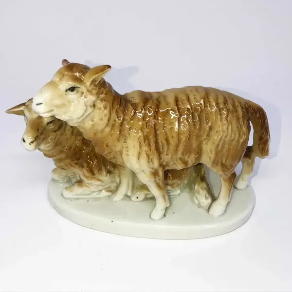 Foto de um(a) Antigo Bloco Escultórico Escultura Ovelhas Porcelana Alemã, da categoria de Escultura. Antigo e delicado bloco escultórico em porcelana alemã, representando casal de ovelhas, com muita riqueza de detalhes.... Mostrado de uma perspectiva diferente. Vendido no marketplace Trésors.