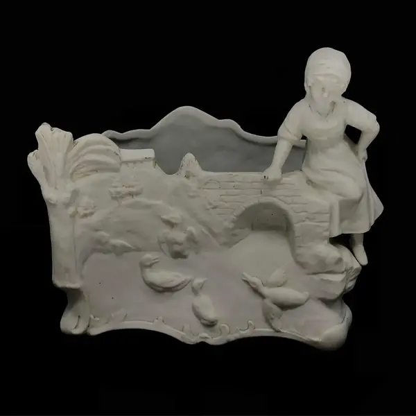 Foto de um(a) Antiga Escultura Floreira Bloco Escultórico Biscuit Francês, da categoria de Escultura. Antiga e delicada floreira em biscuit francês, decorada com lindas “cenas da fazenda” camponesa com patos. Início do século... Mostrado de uma perspectiva diferente. Vendido no marketplace Trésors.