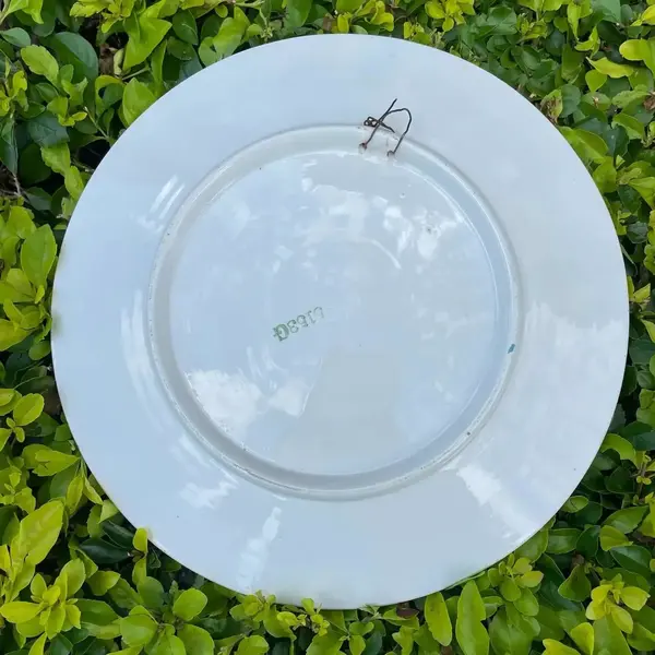 Foto de um(a) Antigo Medalhão Prato Decorativo Majólica Faiança Alemã, da categoria de Pratos Decorativos. Antigo e lindo prato decorativo em majólica/faiança alemã. Período Art Deco.Diâmetro 27cm. Mostrado de uma perspectiva diferente. Vendido no marketplace Trésors.