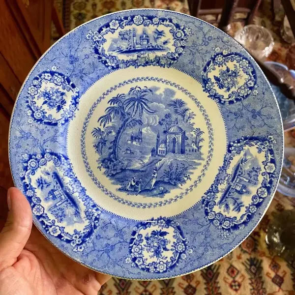Foto de um(a) Antigo Par De Pratos Porcelana Inglesa Ridgway Azul E Branco, da categoria de Pratos Decorativos. Ridgway Porcelain. A família Ridgway foi uma das mais importantes dinastias que fabricavam a cerâmica de Staffordshire, com... Mostrado de uma perspectiva diferente. Vendido no marketplace Trésors.