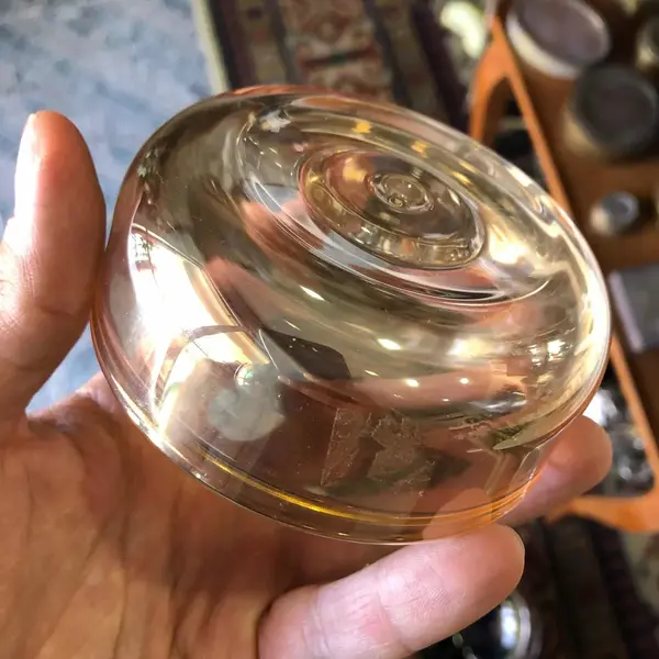 Foto de um(a) Antiga Caixa Porta Jóias Em Vidro Fogo Carnival Glass, da categoria de Cestos e Caixas. Caixa porta jóias em vidro fogo Carnival Glass.Altura 8cm Diâmetro 9cm. Mostrado de uma perspectiva diferente. Vendido no marketplace Trésors.