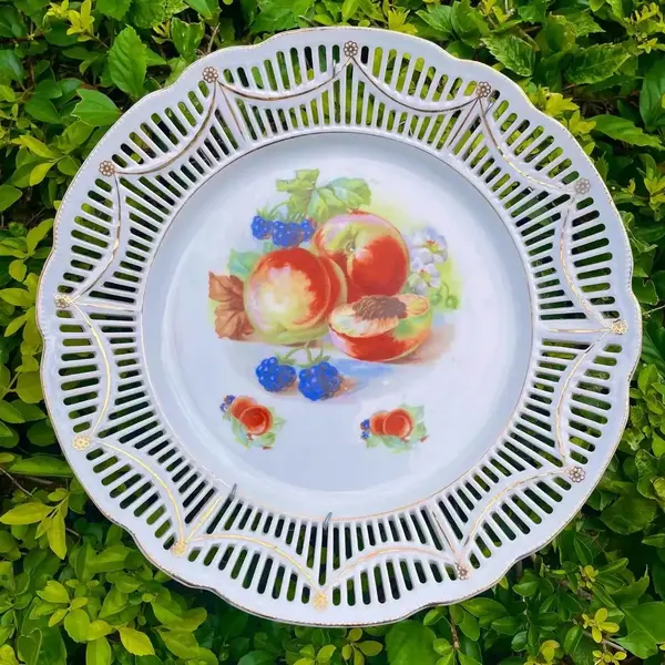 Foto de um(a) Antigo Grande Prato Medalhão Porcelana Alemã Fenestrado, da categoria de Pratos Decorativos. Schumann, Bavaria. Germany. Antigo e grande prato medalhão decorativo com decoração de frutas, dita natureza morta, borda... Mostrado de uma perspectiva diferente. Vendido no marketplace Trésors.