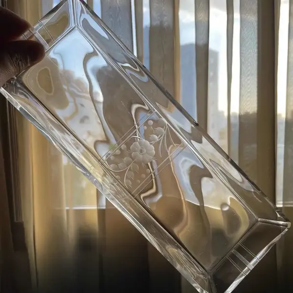 Foto de um(a) Antigo Conjunto Toucador Perfumeiros Cristal Francês A Deco, da categoria de Perfumeiros. Antigo e finíssimo conjunto de toucador para toilette composto por dois perfumeiros, uma caixa pozeira/porta jóias e uma... Mostrado de uma perspectiva diferente. Vendido no marketplace Trésors.