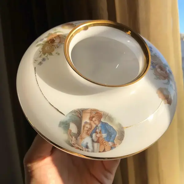 Foto de um(a) Antigo Vasinho Bojudo Opalina Vidro Leitoso Cena Galante, da categoria de Vasos. Delicado e decorativo vasinho bojudo em opalina milk glass (vidro leitoso) com decoração de flores e medalhão central com... Mostrado de uma perspectiva diferente. Vendido no marketplace Trésors.