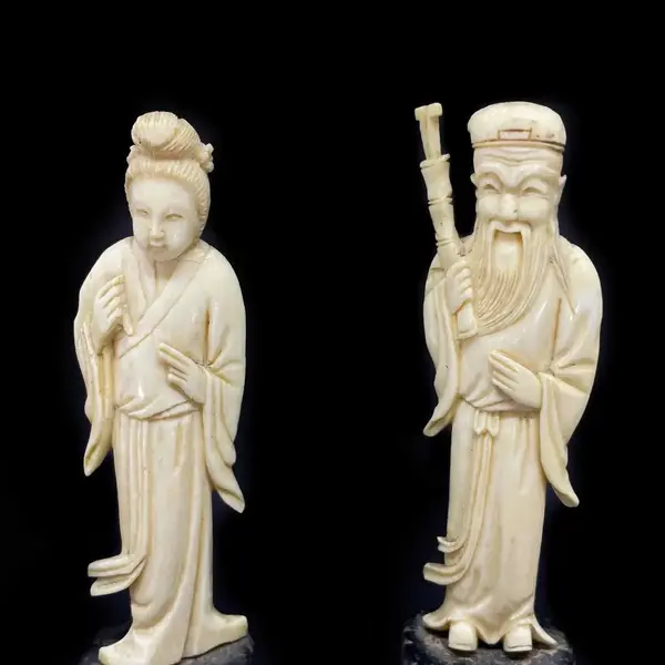 Foto de um(a) Antigo Par Casal Esculturas De Sábios Orientais Esculpidos, da categoria de Escultura. Antigo e pequeno par de esculturas representando casal de sábios esculpidos à mão em marfim. Trabalho muito delicado e com... Mostrado de uma perspectiva diferente. Vendido no marketplace Trésors.