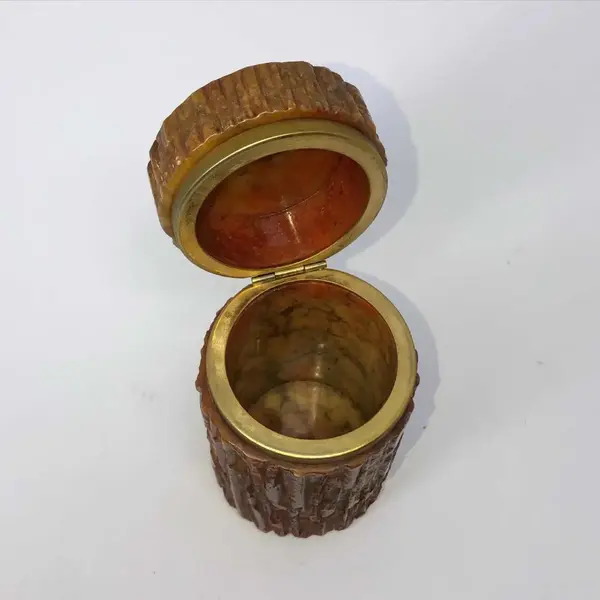 Foto de um(a) Antiga Caixinha De Coleção Em Alabastro Italiano Art Deco, da categoria de Cestos e Caixas. Antiga caixinha de coleção em alabastro italiano, com dobradiças em bronze doré. Período Art Deco. Altura 11cm. Mostrado de uma perspectiva diferente. Vendido no marketplace Trésors.